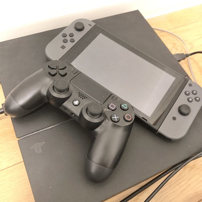 プレイステーション4と任天堂スイッチ